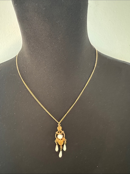 Vintage Jewelry - Vintage Gold Pendant Necklace with White Teardrop Drops - Vintage